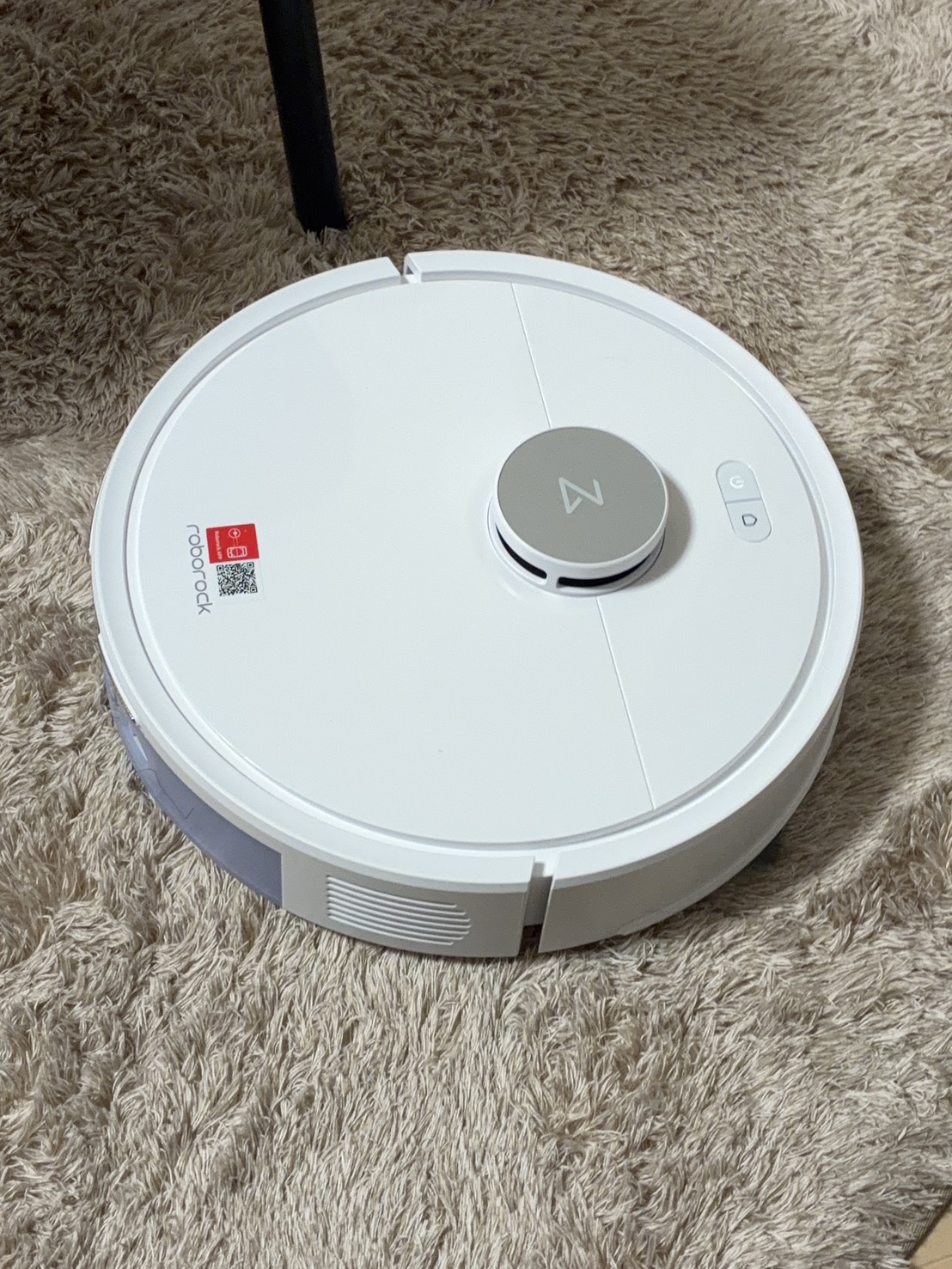 毛足の長いラグの上で撮影したQ7B+本体。使用推奨例ではない